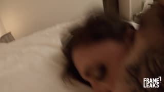 Er isst mit dieser Brünetten zu Abend und sie will ihn ficken