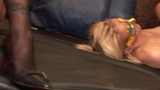 Zwei hübsche Amateurinnen gönnen sich einen Dreier im Club