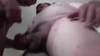 DILF hat ein wenig Knutschen, beide wichsen zur gleichen Zeit DILF hat ein wenig Knutschen, beide wichsen zur gleichen Zeit