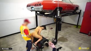 Die nymphomanische Becky wird einen Deal mit dem Mechaniker machen Die nymphomanische Becky wird einen Deal mit dem Mechaniker machen