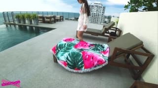 Brünette mit Traumkörper geht schwimmen Brünette mit Traumkörper geht schwimmen