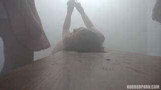 Junges Mädchen entführt und von einem Sadisten gefickt