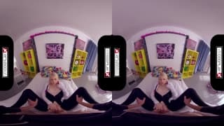 Zwei Cosplay-Kostüme in der virtuellen Realität Zwei Cosplay-Kostüme in der virtuellen Realität