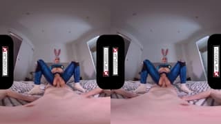 Tölpelhase im Cosplay-Outfit bekommt virtuellen Sex