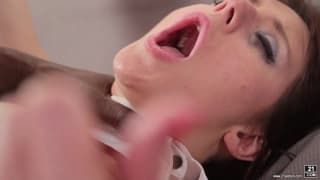 Die besondere Berührung für diese Brünette