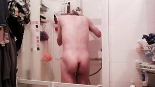 Ein Amateur-Exhibitionist duscht Ein Amateur-Exhibitionist duscht