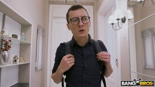 Fickt die Freundin eines Freundes auf dem Heimweg Fickt die Freundin eines Freundes auf dem Heimweg