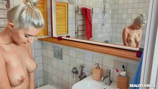 Eine Spionagekamera in Eva Elfies Badezimmer Eine Spionagekamera in Eva Elfies Badezimmer
