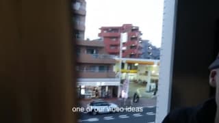 Dieser kleine Racker gibt seinem Freund einen Blowjob auf dem Balkon. Dieser kleine Racker gibt seinem Freund einen Blowjob auf dem Balkon.