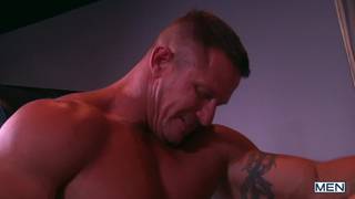 Sexy DILF Rock wird Blondie Tyler Morgans Arsch verhauen... Sexy DILF Rock wird Blondie Tyler Morgans Arsch verhauen...
