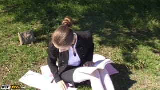 Stephanie Moon genießt das Hämmern im Freien