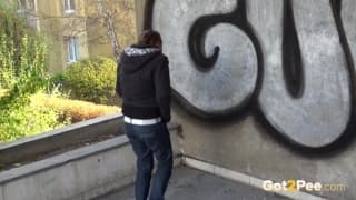 Zusammenstellung von Mädchen, die auf die Straße pinkeln Zusammenstellung von Mädchen, die auf die Straße pinkeln