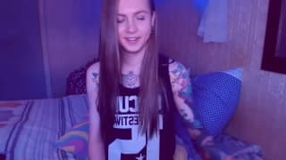 Eine sehr sinnliche tätowierte Transe wichst vor der Webcam