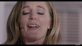 Ein schwarzer Monsterschwanz, der den Arsch dieser Blondine fickt!