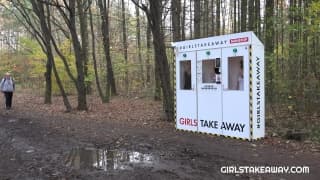Es ist sehr praktisch, wenn es im Park den Automaten mit Mädchen gibt!
