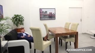 Titty Mumie Licky Lex fickt ihren sexhungrigen Chef im Büro