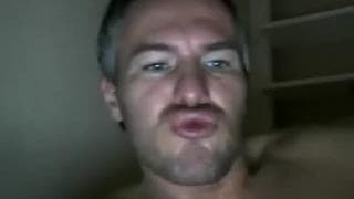 DILF holt sich auf Gayfute einen runter und spritzt sich an DILF holt sich auf Gayfute einen runter und spritzt sich an