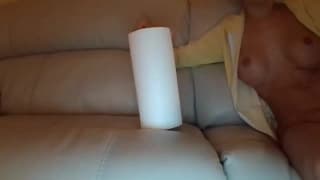 Diese Transe sägt seinen großen Schwanz auf dem Sofa