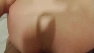 Muskulöser Kerl fickt sie hart beim Pornodreh