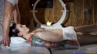 Englisches Mädchen wird erotisch mit Öl auf ihrer Muschi massiert