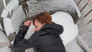 Heißes Paar wird im Schnee vöglen Heißes Paar wird im Schnee vöglen
