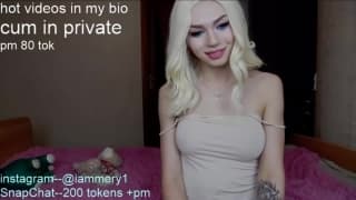 Eine kleine Trans-Schlampe mit großen Brüsten