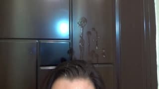 Zuerst gibt sie ihm einen Blowjob, dann überflutet er sie mit Sperma Zuerst gibt sie ihm einen Blowjob, dann überflutet er sie mit Sperma