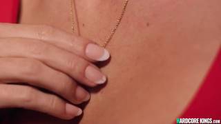 Eine lesbische Einbrecherin leckt die Fotze der Witwe in ihrem Bett