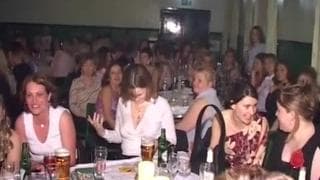 Stripper, die sich in der Öffentlichkeit einen blasen lassen Stripper, die sich in der Öffentlichkeit einen blasen lassen