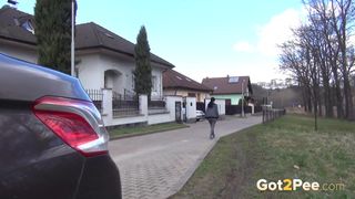 Junge Brünette wird beim Laufen erwischt