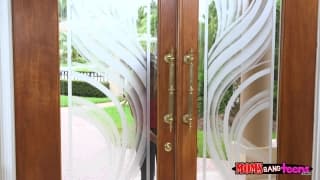 Die junge Schlampe lässt den Kerl mit einem Ständer