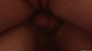 Bella Bellucci mit weit gespreizten Beinen