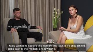 Schönes Mädchen verliert ihre Jungfräulichkeit an ihren Freund