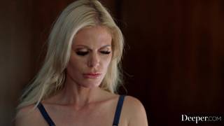 Im Poker spielt er mit dem Arsch der Frau Casca Akashova