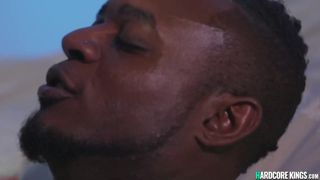 Candaulistischer Ehemann lässt seine sexy Ehefrau auf einem BBC reiten