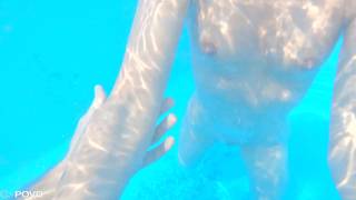 POV-Sex in einem Pool mit einer jungen Frau, die fast neu ist