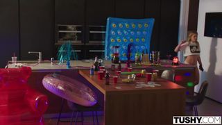 Leah Lee wacht auf und beginnt, den großen weißen Schwanz ihres Mannes zu saugen