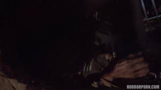 Dieses Mädchen ist völlig unterwürfig, während sie hart gefickt wird