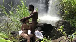 Lena Paul lässt sich am Wasserfall die Muschi lecken Lena Paul lässt sich am Wasserfall die Muschi lecken