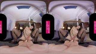 Ayumi Anime isst praktisch mit einem Schwanz und einem Spielzeug