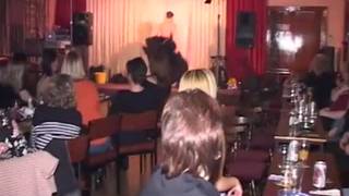 Ein Mann im Tanga bietet mehreren Frauen seinen Schwanz an Ein Mann im Tanga bietet mehreren Frauen seinen Schwanz an