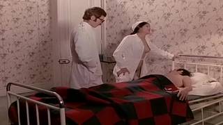 Retro-Porno in einer alten Klinik mit Spielzeug und Schwänzen