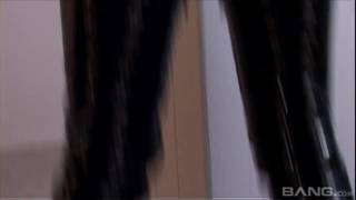 Tia Tanaka fickt einen Weißen und einen Schwarzen Tia Tanaka fickt einen Weißen und einen Schwarzen