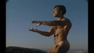 Der muskulöse DaVinci-Körper, der im Freien Dehnübungen macht