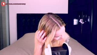 Mit ihrem ASMR erregt die Blonde uns, indem sie ihre Nippel streichelt, um sie zu hören