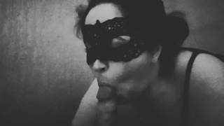 Schwarz-weißes Video einer MILF, die einen Schwanz lutscht