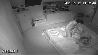 Eine geheime Kamera filmt sie beim Vögeln im Zimmer