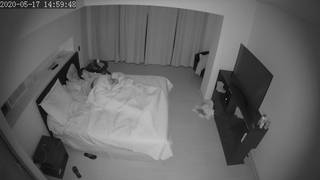 Versteckte Kamera, sie weckt mitten in der Nacht auf, um zu ficken