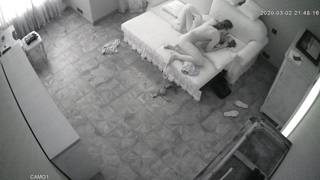 Er ejakuliert auf ihr Gesicht und sie leckt ihn ab