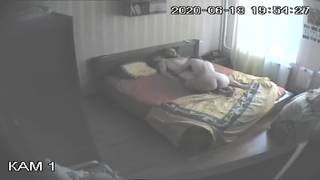 Der Voyeur filmt sie beim Ficken auf dem Bett